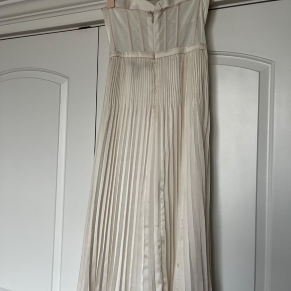 NWOT BCBG Maxazria Accordion Pleat Ivory Midi Cocktail Dress - Picture 4 of 4